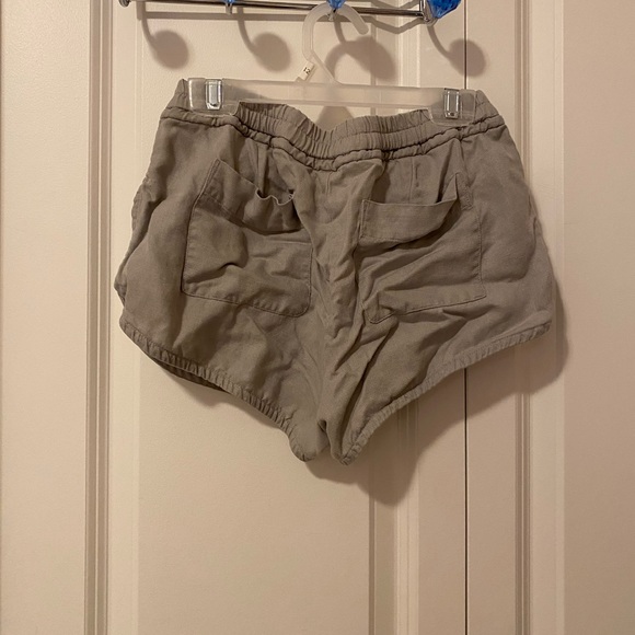Aritzia Community linen shorts - Picture 3 of 3